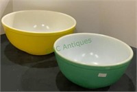 Vintage Pyrex nesting bowls - lot of two. Largest