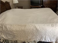 QUEEN SZ. COMFORTER/SPREAD VERY ATTRACTIVE