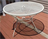 White round Saltarini style patio table