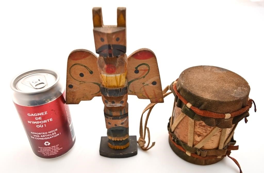 Totem en bois et tambourin