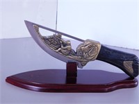 Couteau avec décorée lame scène de chasse