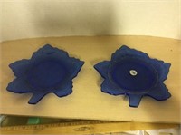 2 blue leaf plates