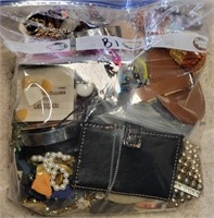 T - BAG OF MIXED COSTUME JEWELRY (B1)