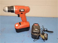 BLACK & DECKER 18 V DRILL WITH BATTERY & CHARGER