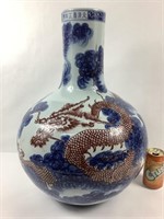 Très beau vase chinois en porcelaine -  21po Ht.