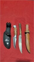 2 skinner knives with sheaths