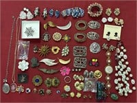 Estate Jewelry Costume: brooches/pins (one