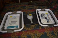 502: 2 collapsible laundry baskets, floor scale