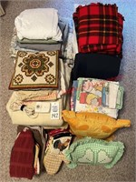 Large lot of blankets- bedding, afghans