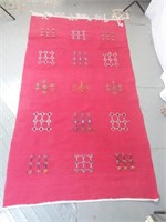 Tapis brodé artisanal 80" x 44"