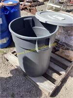 D1. POLY Garbage can with lid