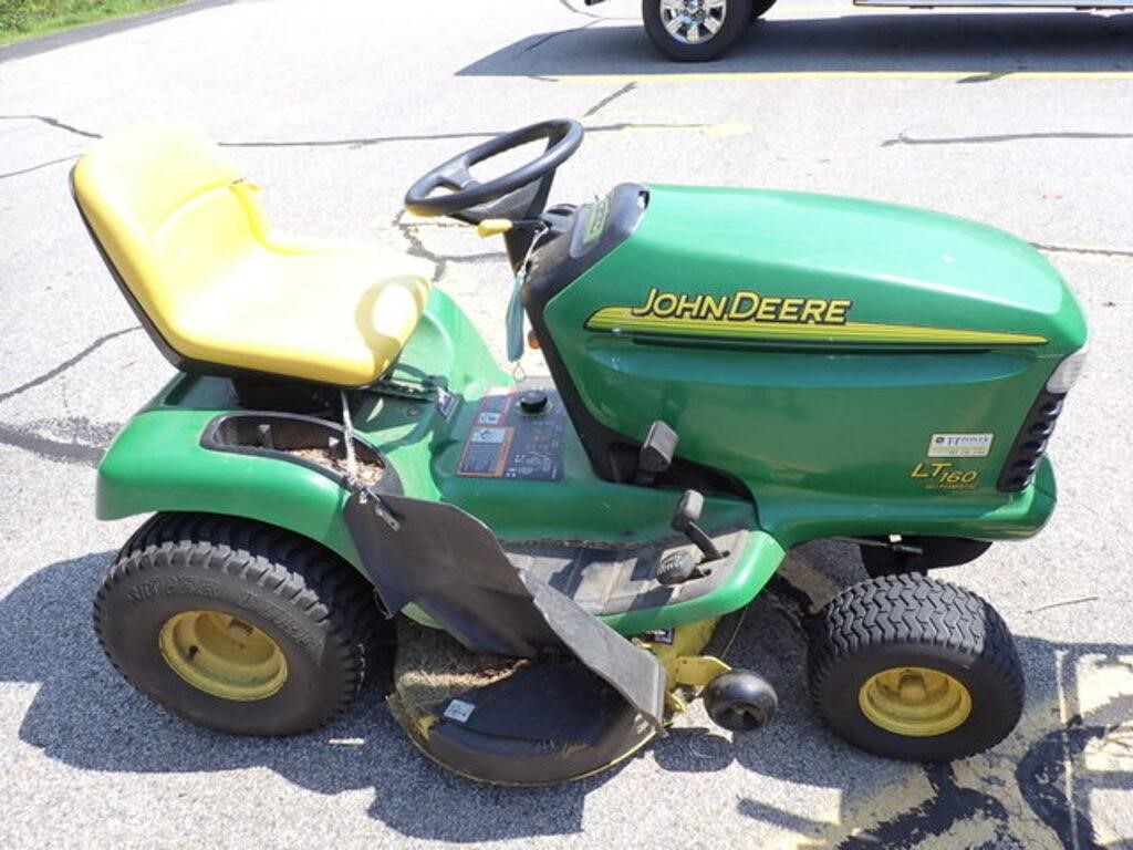 JOHN DEERE LT160 RIDING MOWER - RUNNING