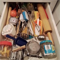 Lot of misc kitchen utensils.