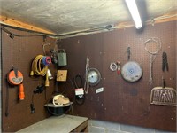 LOT OF WALL ITEMS