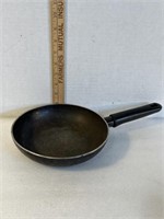 8” pampered chef frying pan