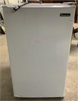 Magic Chef Refrigerator 23 X 19 X 32 Door Needs