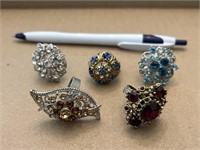 5 adjustable costume jewelry rings - blue red