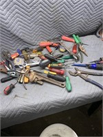 Quantity of screwdrivers, quantity of tape....24c