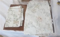 1 Floral design linen set & 5 white linens