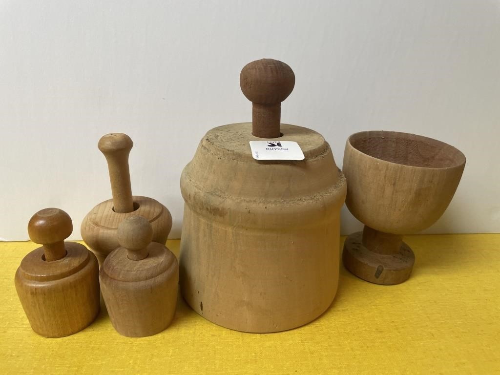 4 WOODEN BUTTER MOLDS AND 1 WOODEN CUP