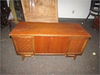 Nice Lane cedar chest.