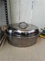 Roasting pan with lid