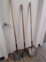 Group of 3 round nose shovels