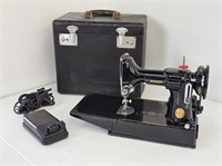 SINGER FEATHERWEIGHT SEWING MACHINE WITH CASE
