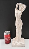 Figurine femme nue, en porcelaine iridescente