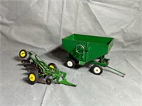 Ertl  JD 4 bottom plow toy, green Ertl gravity wag