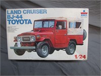Toyota Land Cruiser BJ-44 Plastic Model Kit