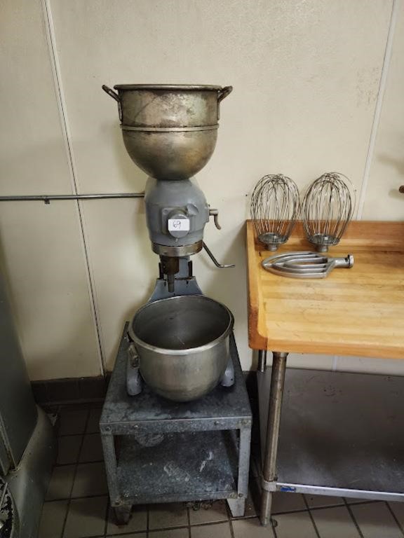 20 QT MIXER W/ 3 ATTACHENTS 2 BOWLS & SS STAND