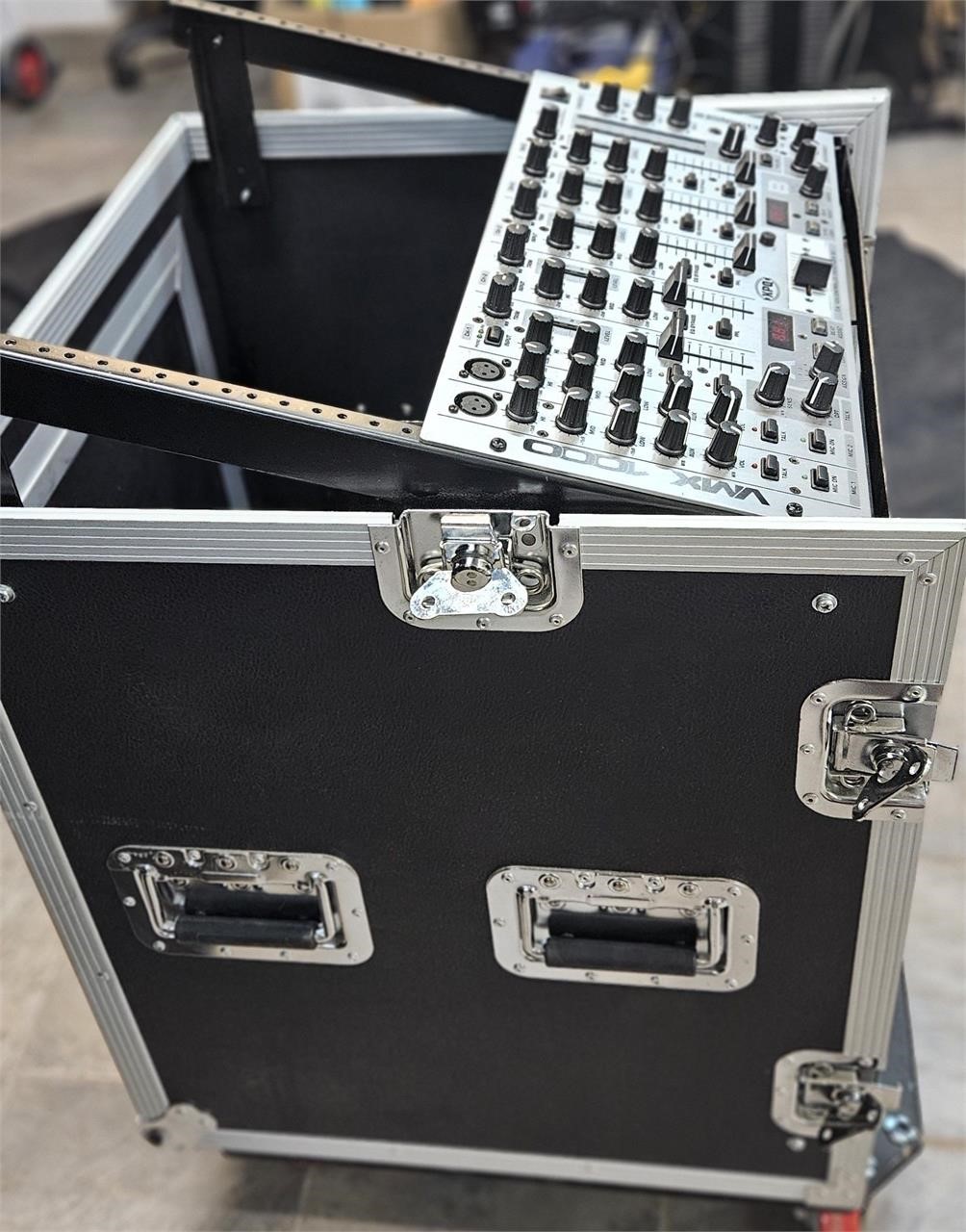 16 rack space road case with slanted rail on top