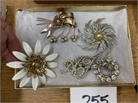 VINTAGE COSTUME JEWELRY BROOCHES