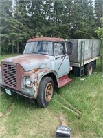 OFFSITE CODETTE: 1966 IHC 1600 Loadstar grain