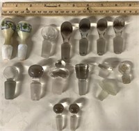 GLASS AND PORCELAIN STOPPERS 16 TOTAL.