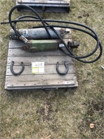 (2) hydraulic cylinders, (2) horse shoes