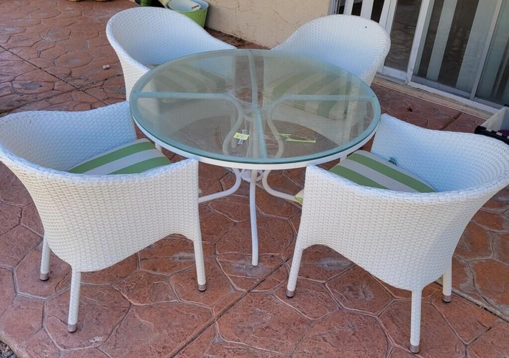 K - PATIO TABLE W/ 4 CHAIRS (Y11)