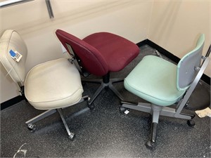 GROUP OF 3 ROLLING SECRETARIAL TYPE CHAIRS