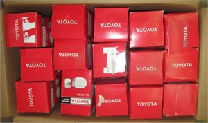 Case of (30) Toyota oil filters. No. 15601-33021.