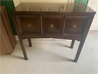 Side table with 2 doors that open, missing pull