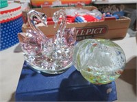 COLLECTION OF ART GLASS SWANS & APPLE PAPERWEIGHT