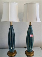 V - PAIR OF MATCHING TABLE LAMPS W/ SHADES (P5)