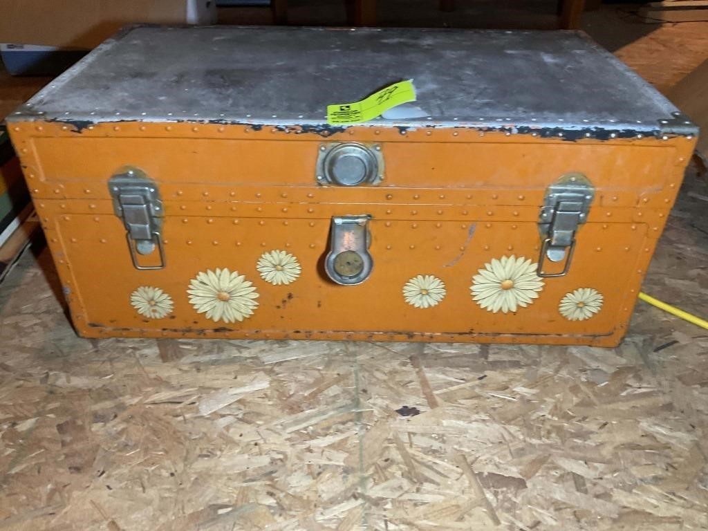 VINTAGE METAL TRUNK 31 IN X 17 IN X 12 IN