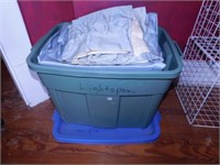 Rubbermaid 18 gal. storage tote w/ lid - Vintage