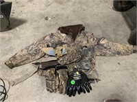 COLLECTION OF CAMO GEAR - GLOVES / JACKET