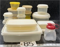 18 Pieces of Rubbermaid Containers