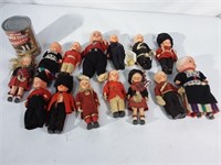 14 petites poupées en costume nationaux vintages