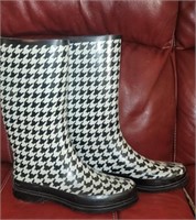 Houndstooth pattern Women's rain boots size 9