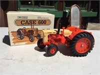 CASE 600 DIE CAST TOY TRACTOR, 1:16TH SCALE